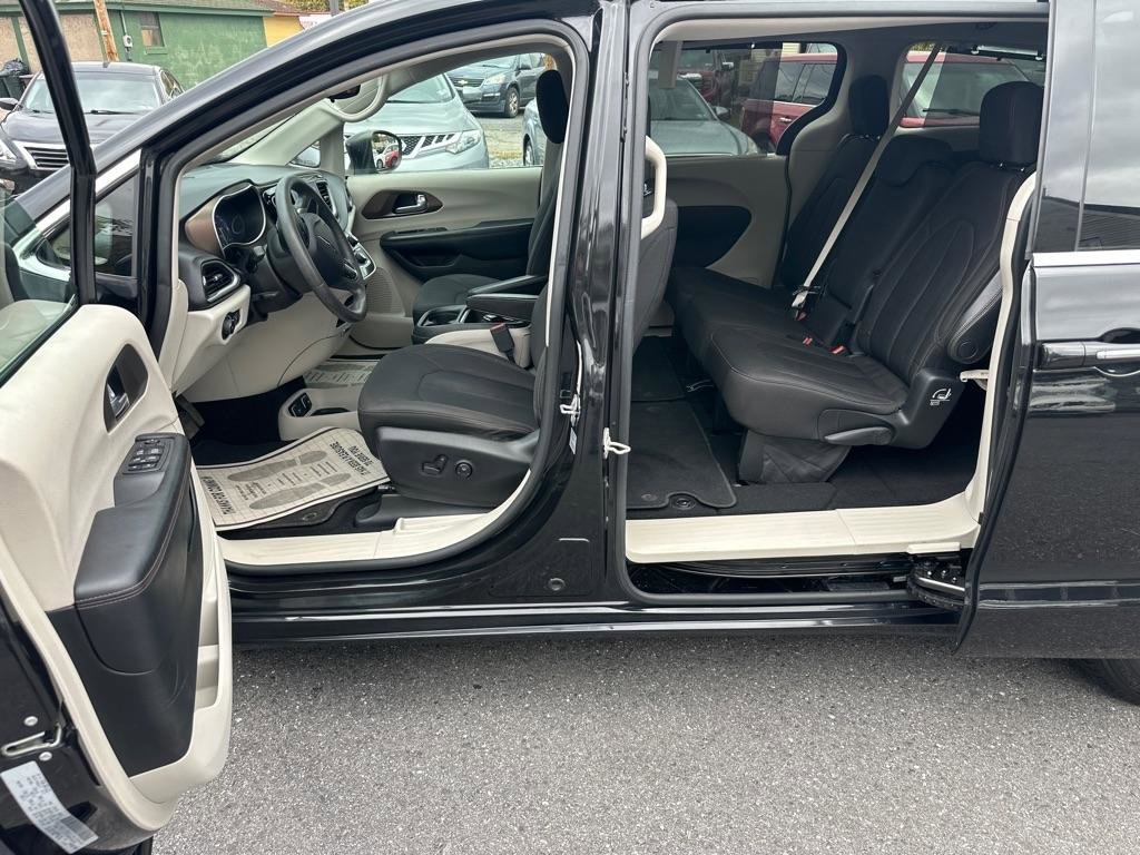 Used 2017 Chrysler Pacifica Touring Plus w/ Tire & Wheel Group image 13