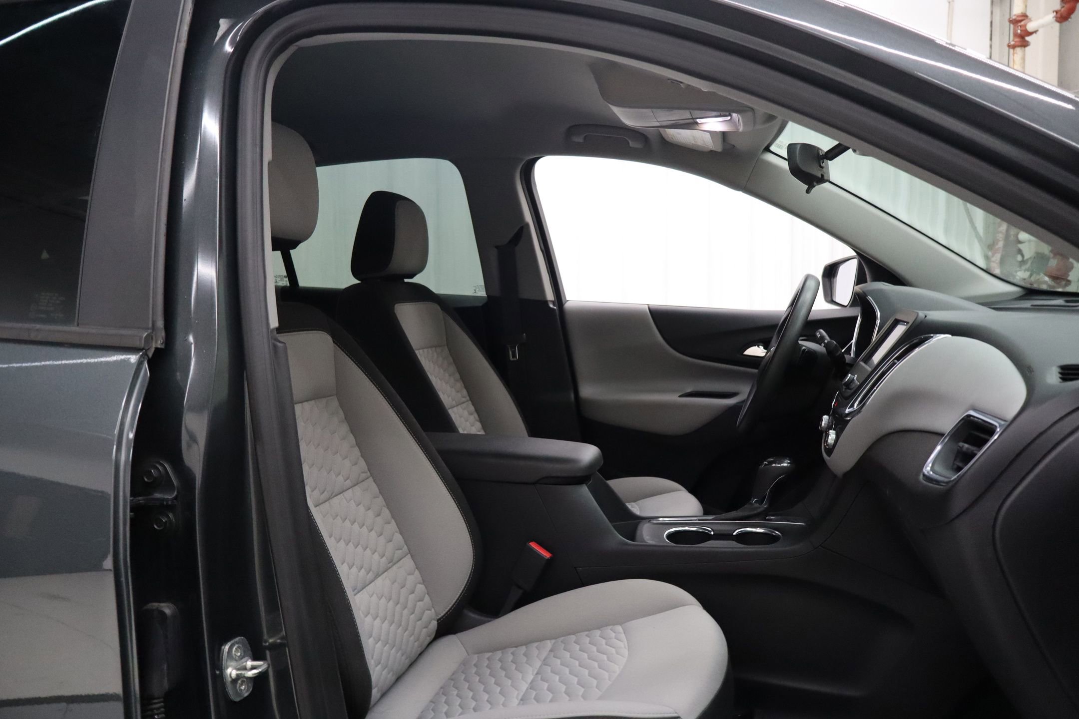 Used 2020 Chevrolet Equinox LS image 30