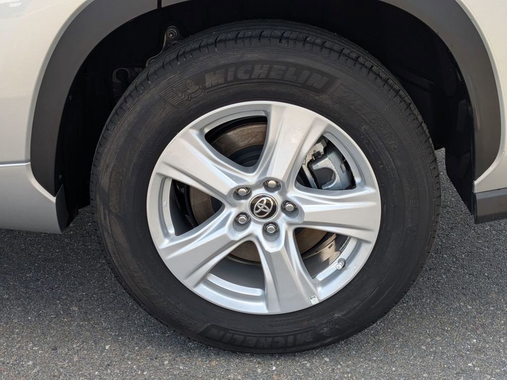 Used 2025 Toyota Highlander LE image 12