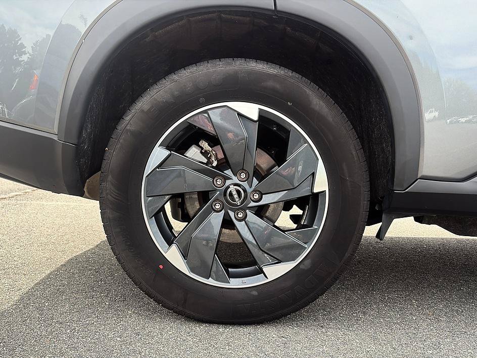 Certified 2025 Nissan Rogue SV AWD/4WD image 11
