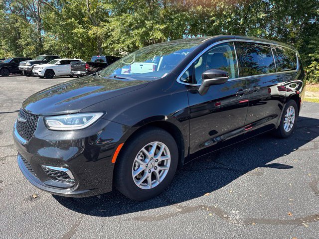 Used 2023 Chrysler Pacifica Touring-L FWD image 4