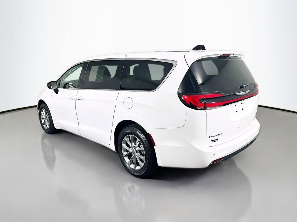 Used 2024 Chrysler Pacifica Touring-L AWD/4WD image 5