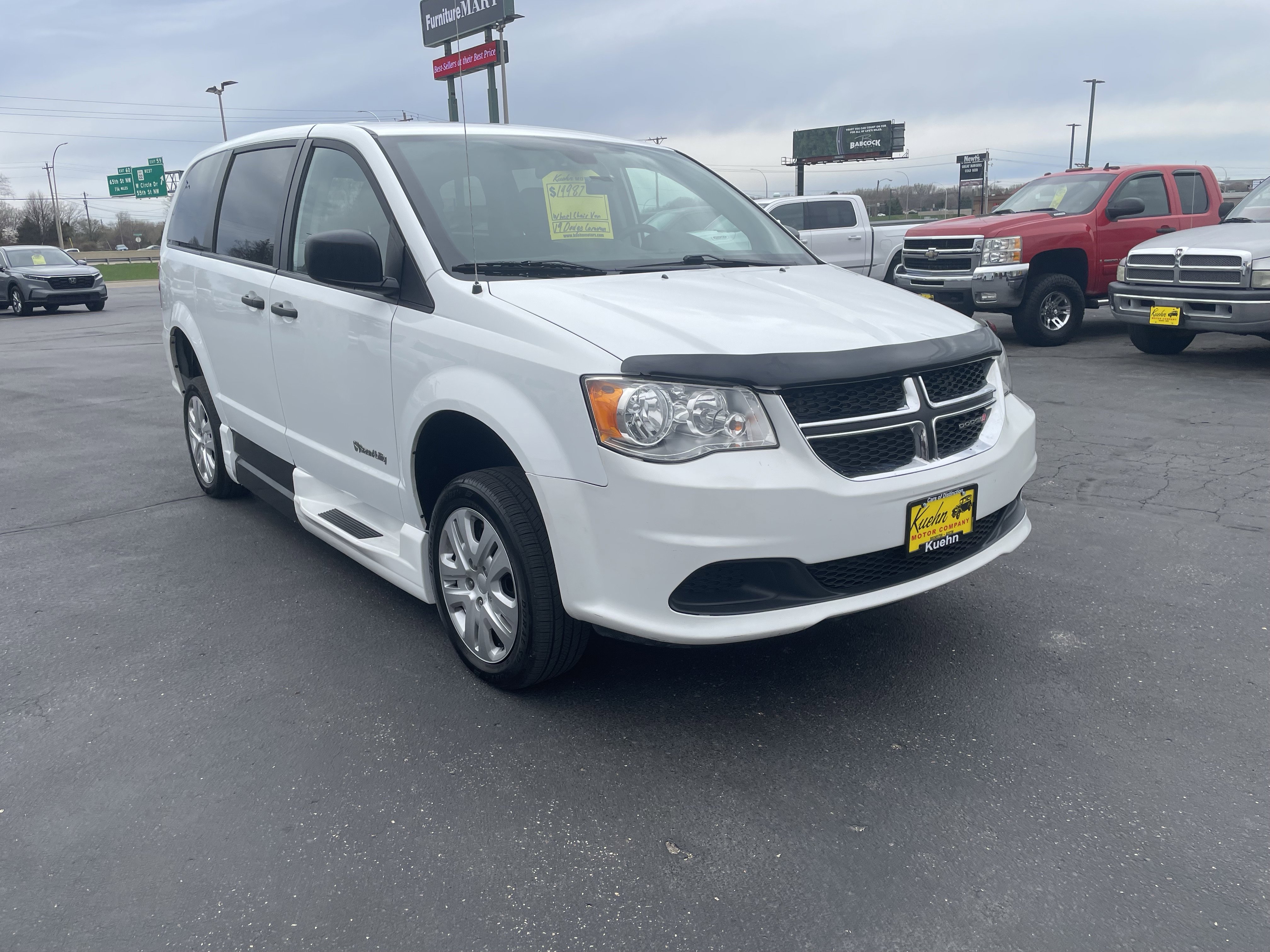 Used 2019 Dodge Grand Caravan SE FWD image 2