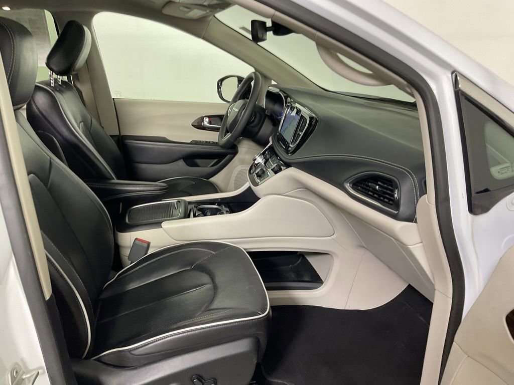 Used 2023 Chrysler Pacifica Limited image 25