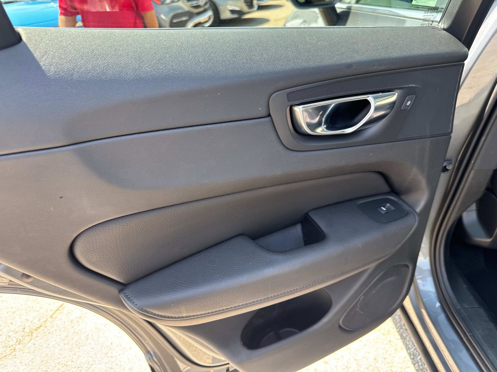 Used 2020 Volvo XC60 T8 Inscription image 11