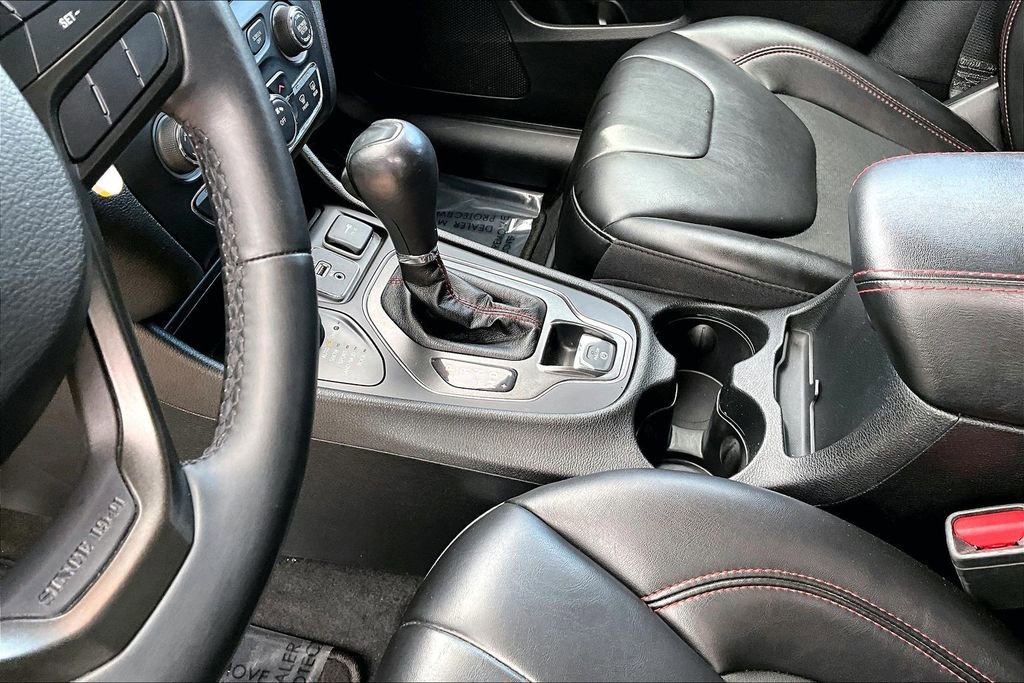 Used 2019 Jeep Cherokee Trailhawk w/ Cold Weather Group image 17