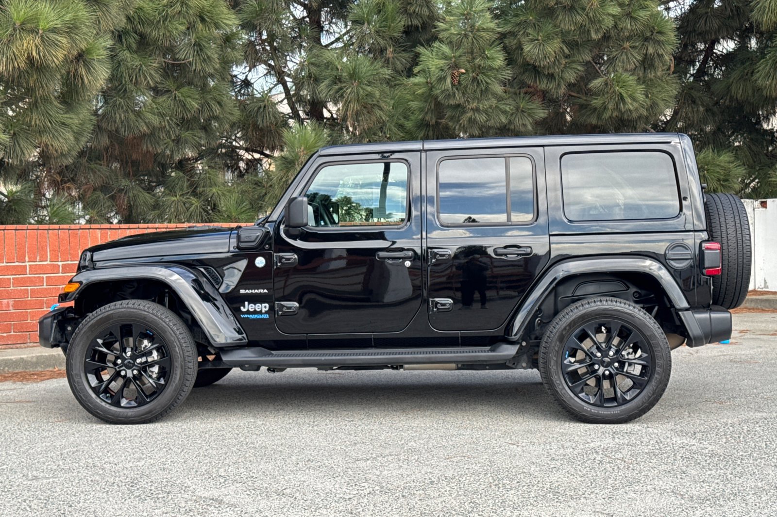 Used 2022 Jeep Wrangler Unlimited Sahara AWD/4WD image 7