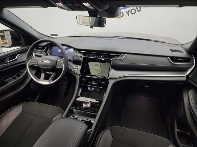 New 2025 Jeep Grand Cherokee Altitude image 23