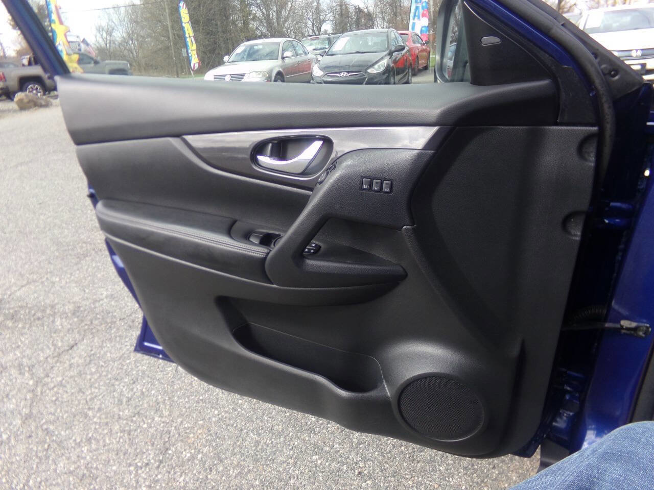 Used 2018 Nissan Rogue SV w/ Premium Package AWD/4WD image 30