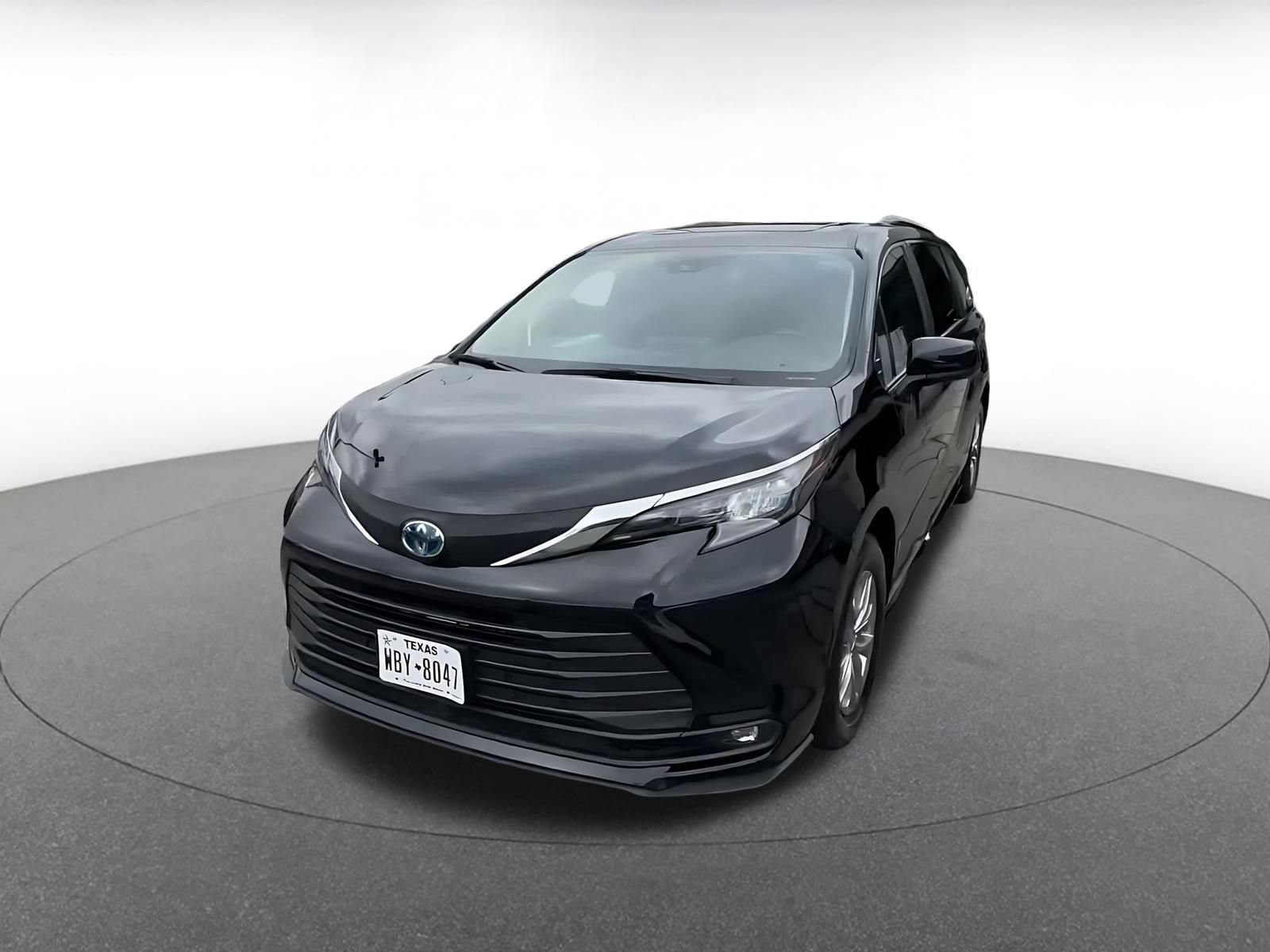 Used 2025 Toyota Sienna XLE FWD image 6