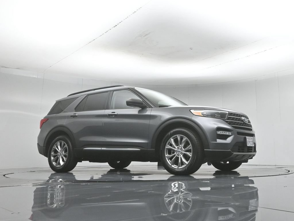 Certified 2021 Ford Explorer XLT w/ Equipment Group 202A RWD image 4