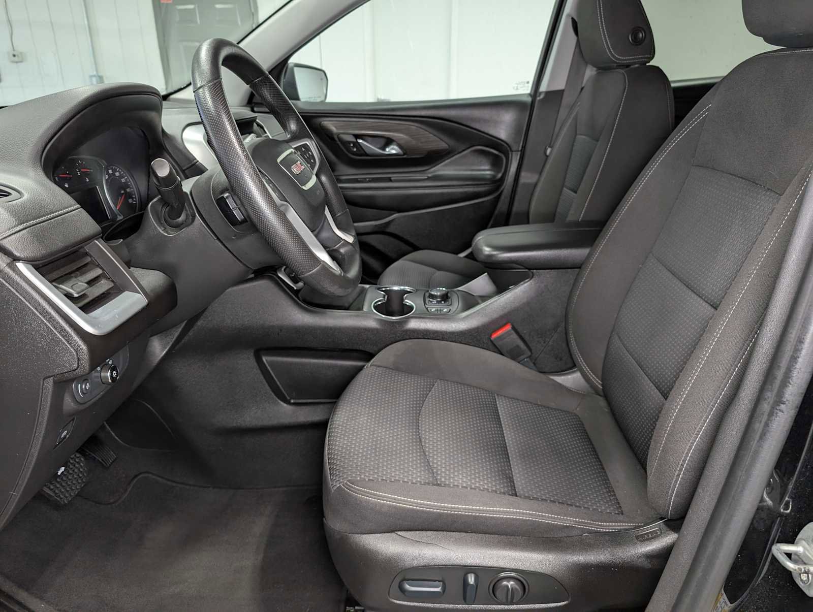 Used 2022 GMC Terrain SLE w/ Driver Convenience Package image 4