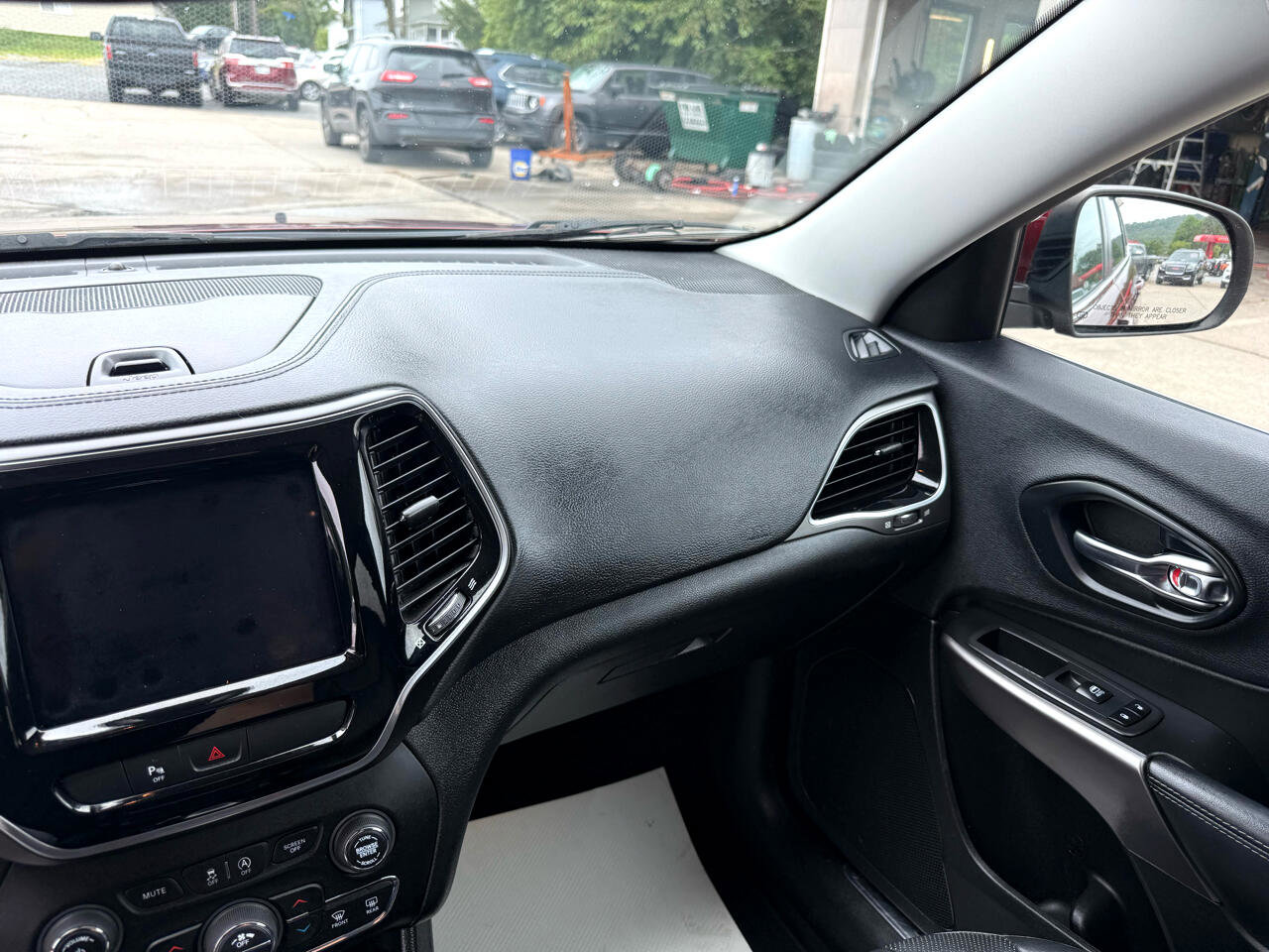 Used 2019 Jeep Cherokee Limited image 25