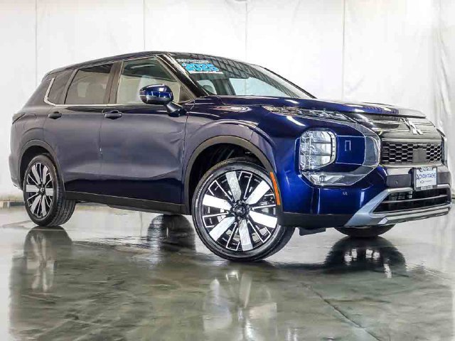Used 2025 Mitsubishi Outlander SE AWD/4WD image 2