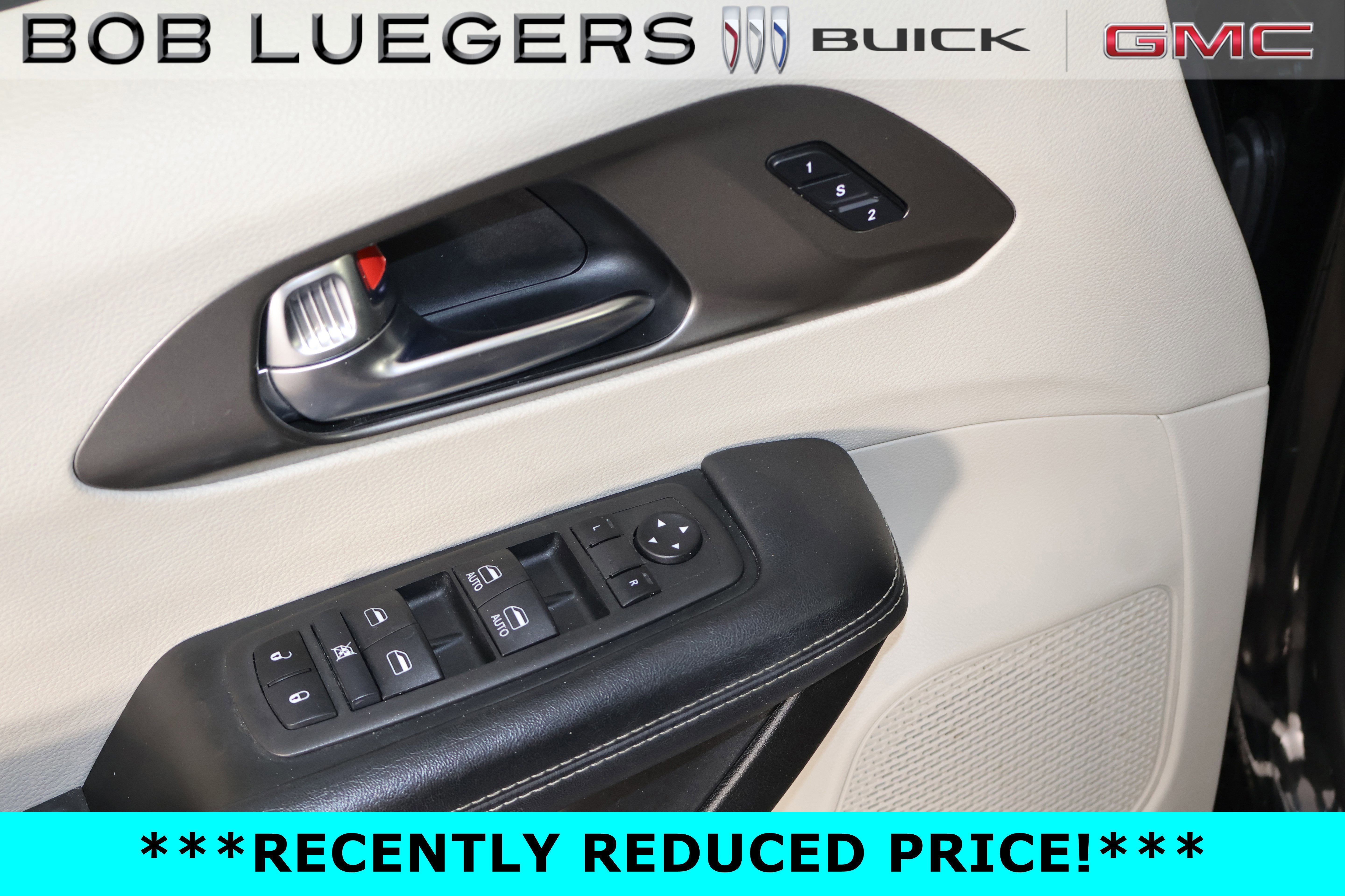 Used 2023 Chrysler Pacifica Touring-L FWD image 7