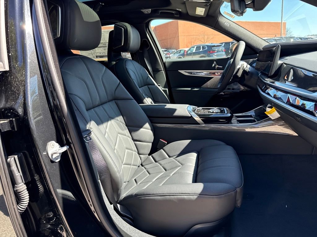 Used 2026 BMW 760i xDrive w/ Executive Package AWD/4WD image 31