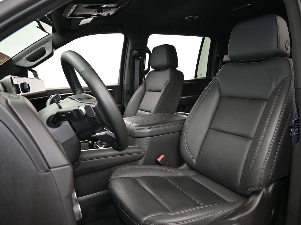 Used 2025 Chevrolet Suburban LT image 10