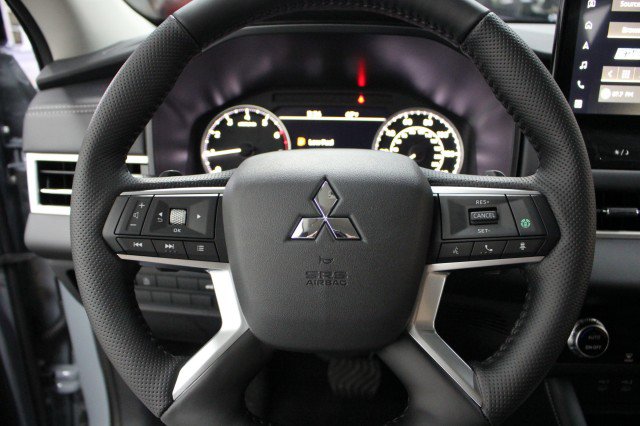 New 2026 Mitsubishi Outlander SE image 8