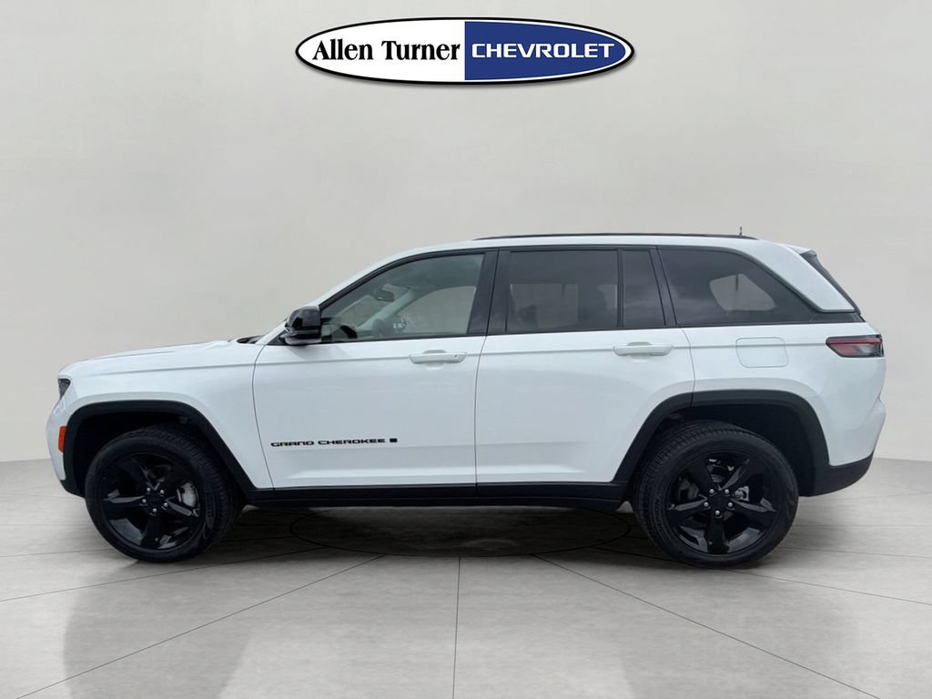 Used 2023 Jeep Grand Cherokee Limited w/ Black Appearance Package AWD/4WD image 6