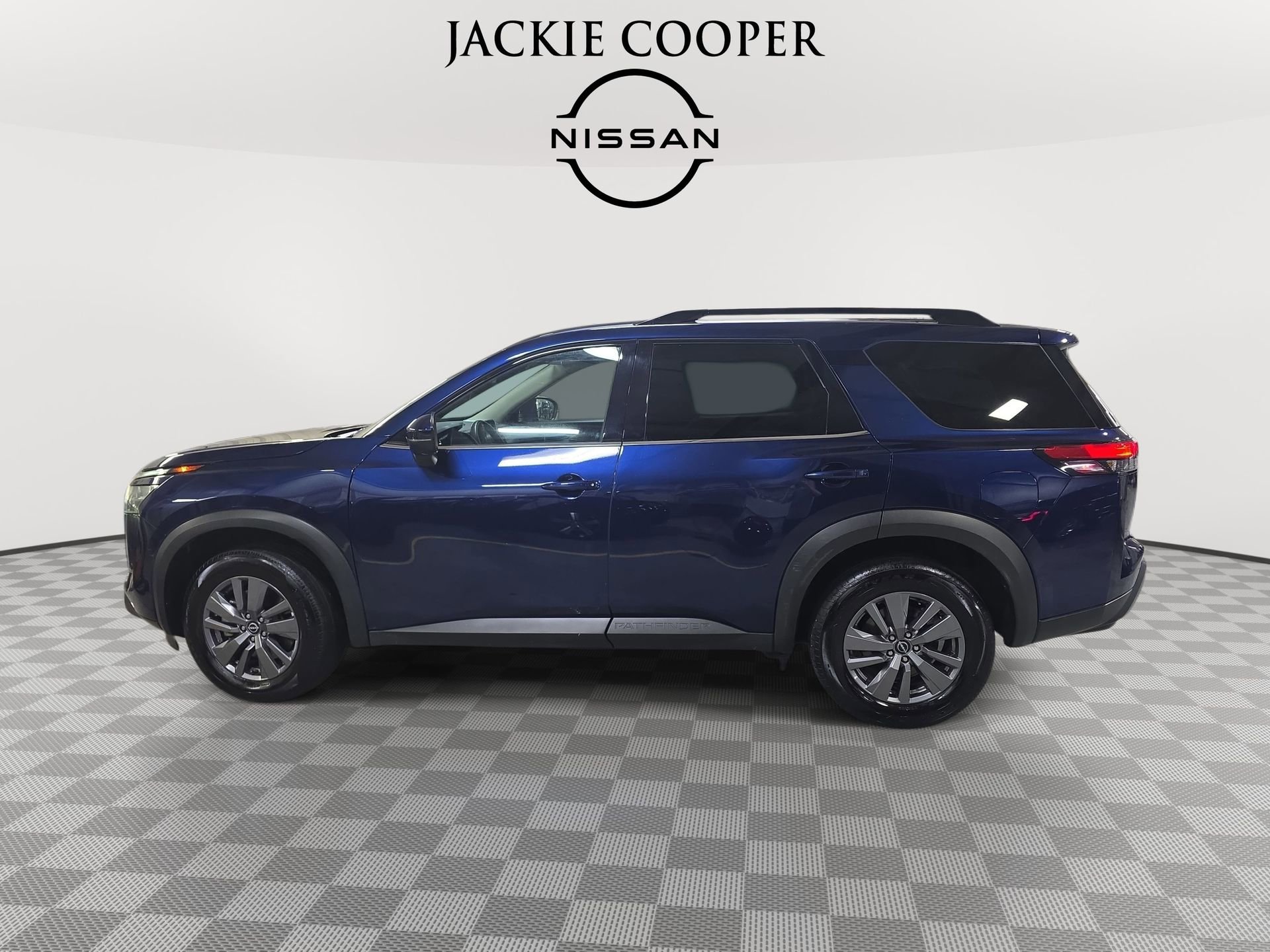 Used 2025 Nissan Pathfinder SV FWD image 8