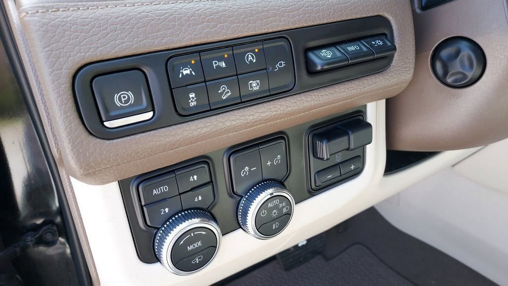 Used 2022 GMC Yukon XL Denali w/ Denali Premium Package image 14