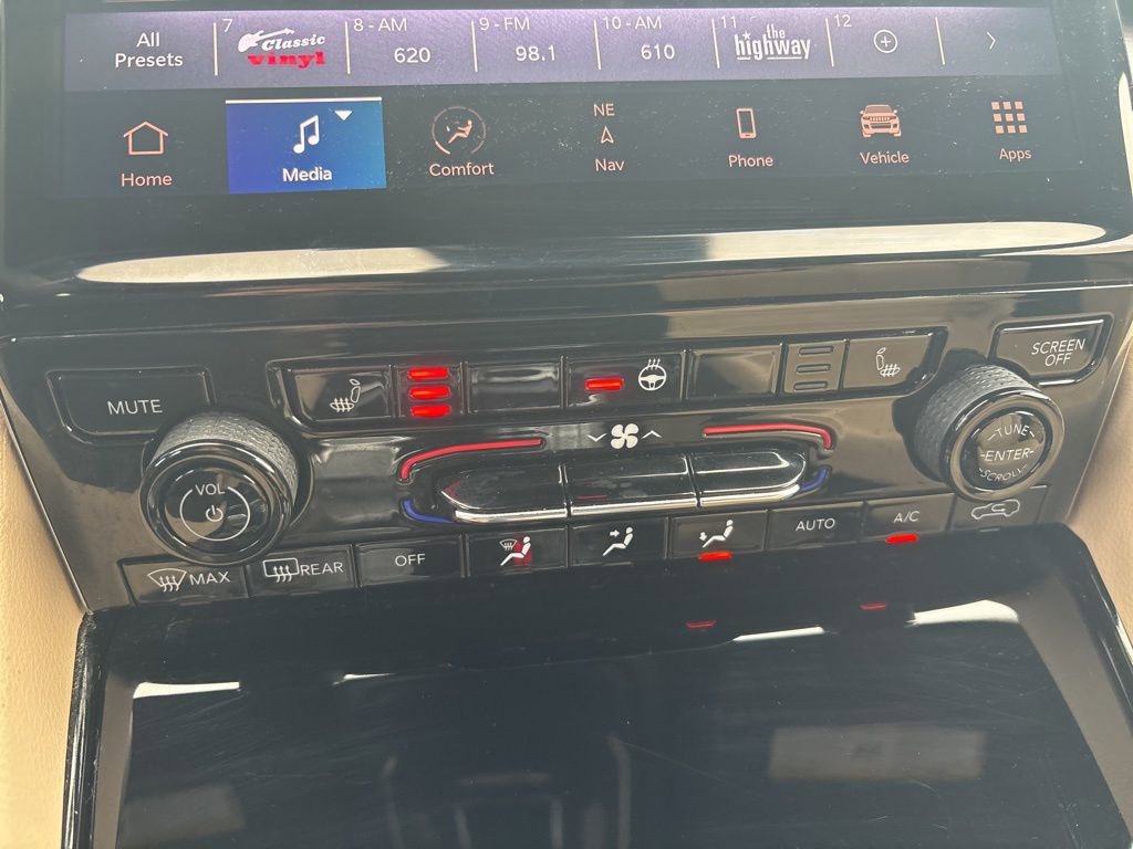 Used 2023 Jeep Grand Cherokee Limited AWD/4WD image 16