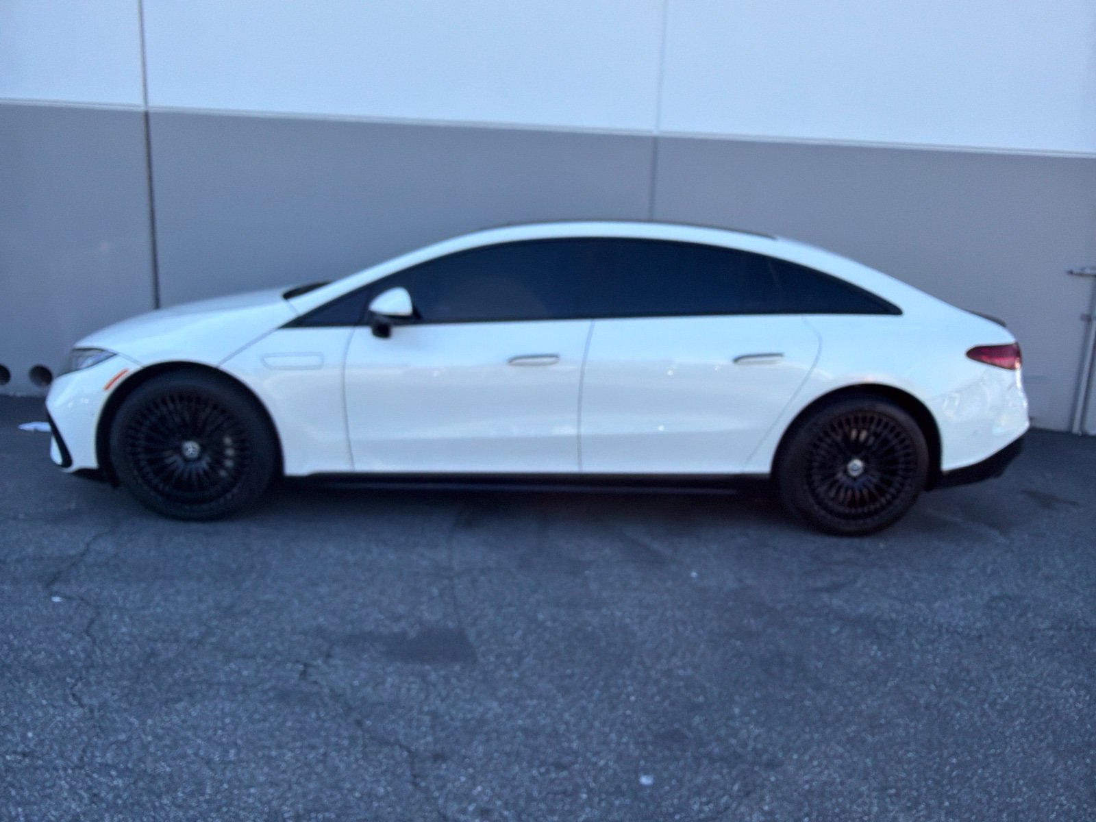 Used 2022 Mercedes-Benz EQS 580 4MATIC Sedan image 3