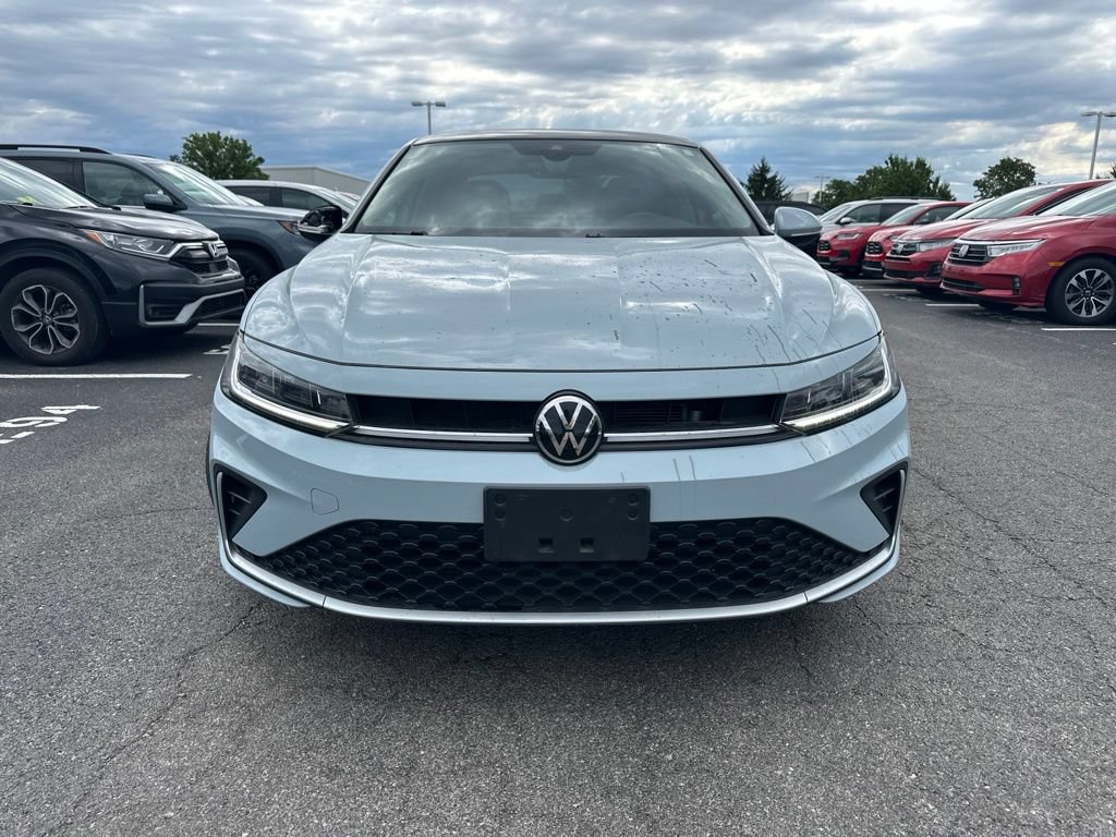 Used 2025 Volkswagen Jetta SEL FWD image 2