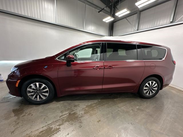 Used 2023 Chrysler Pacifica Touring-L image 2