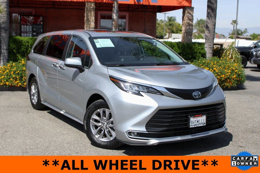 Used 2023 Toyota Sienna XLE AWD/4WD image 2