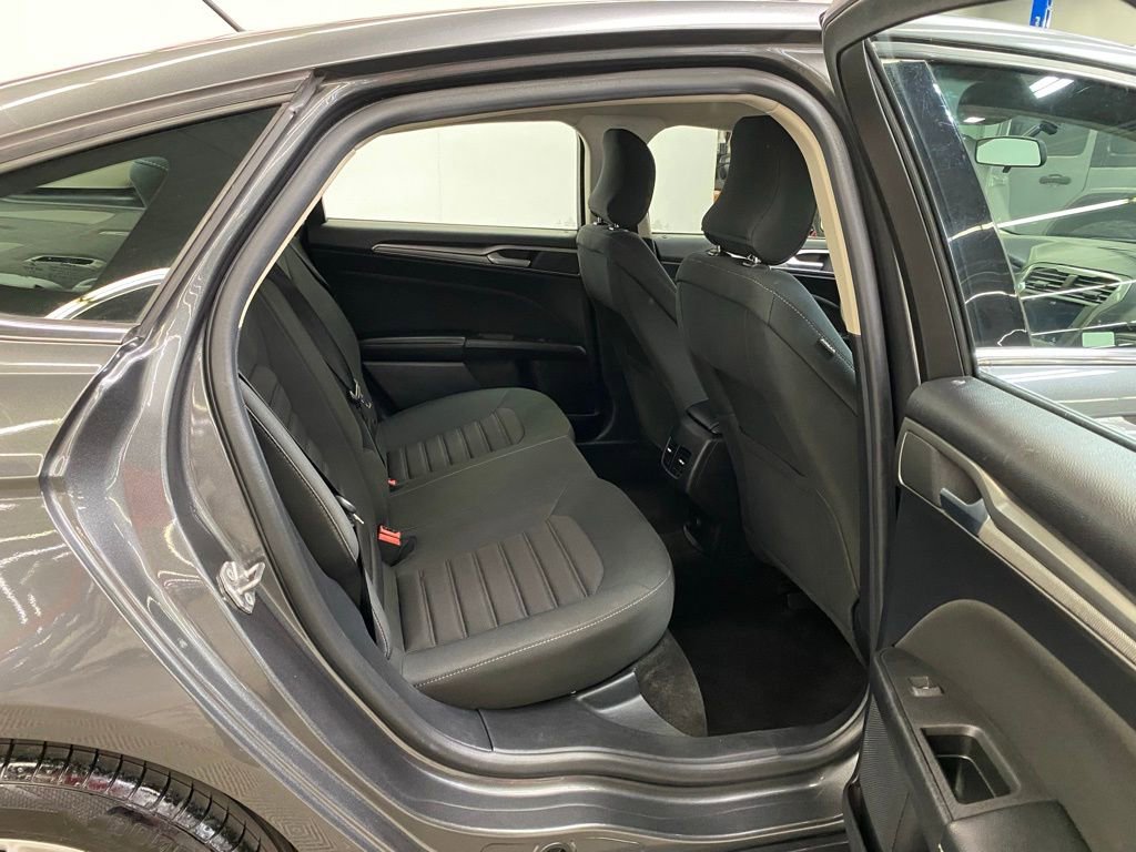 Used 2018 Ford Fusion SE w/ Fusion SE Technology Package FWD image 12