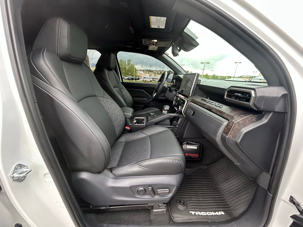 Used 2024 Toyota Tacoma Limited w/ Limited Package (LT) AWD/4WD image 31