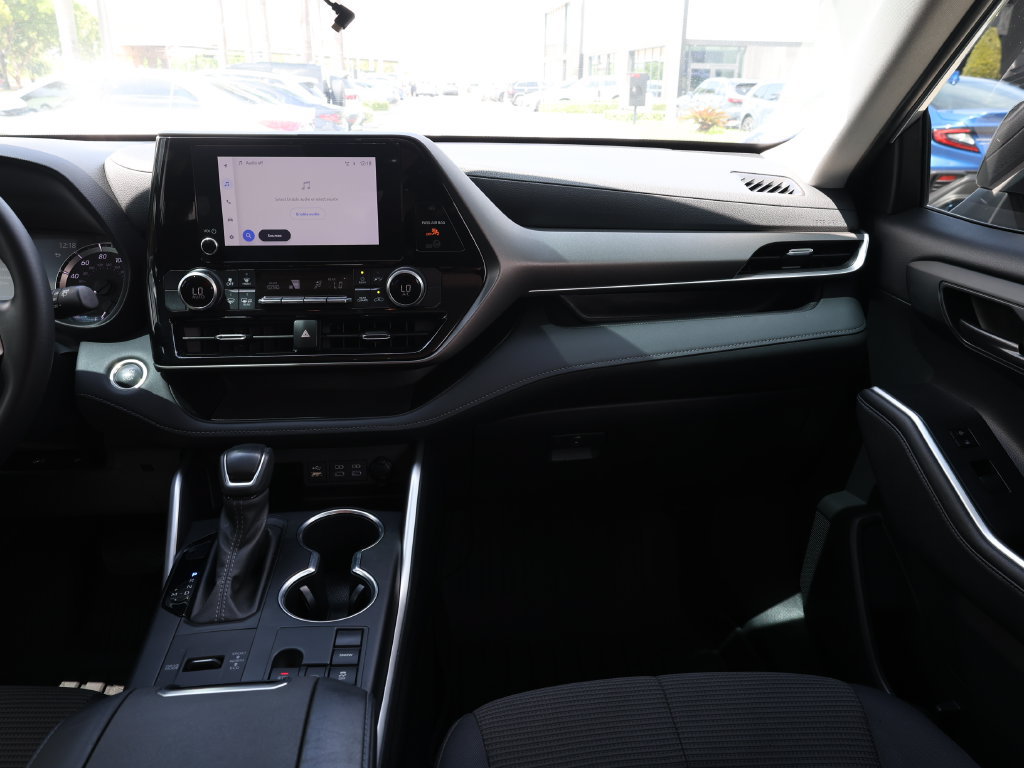 Used 2024 Toyota Highlander LE FWD image 23