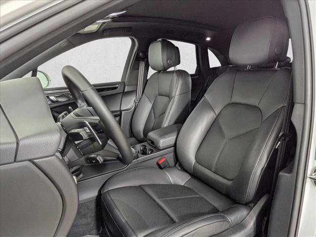 Certified 2025 Porsche Macan AWD/4WD image 5