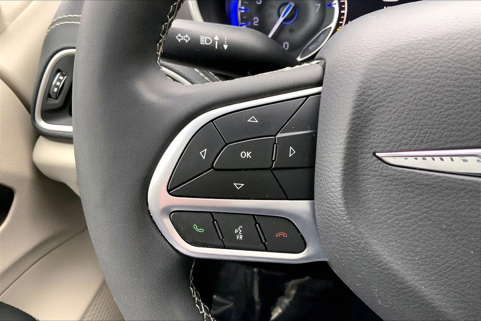 Certified 2023 Chrysler Pacifica Touring-L image 20