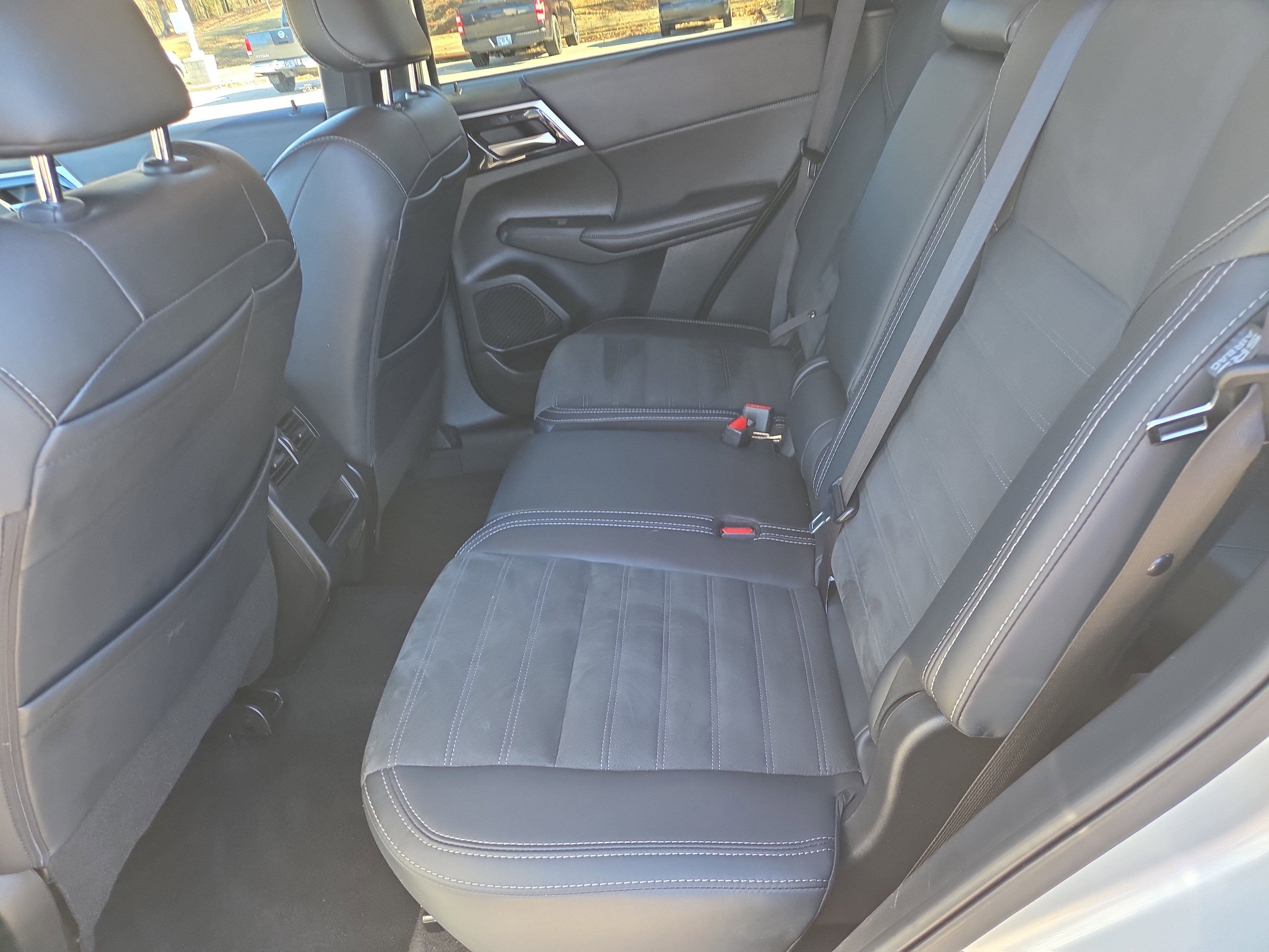 Used 2024 Mitsubishi Outlander SE image 6