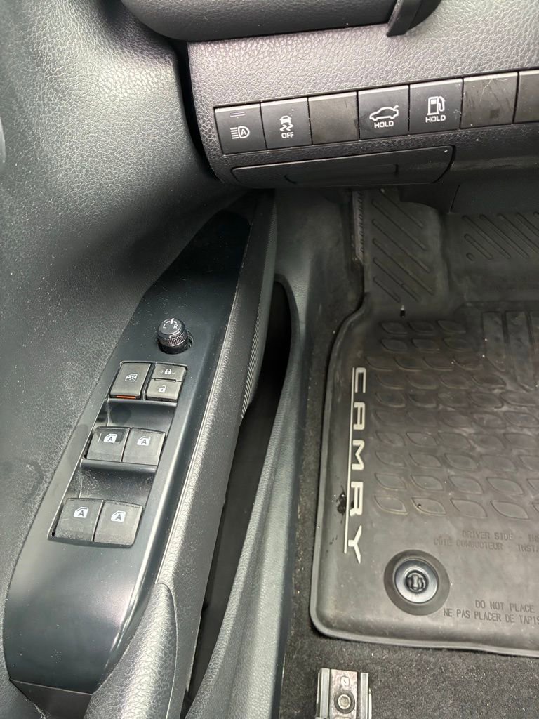 Used 2020 Toyota Camry SE w/ Sunroof Package image 23