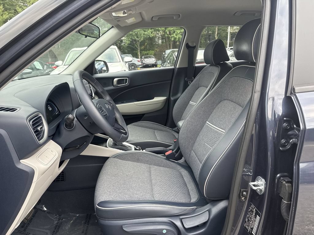 Used 2023 Hyundai Venue Limited FWD image 13