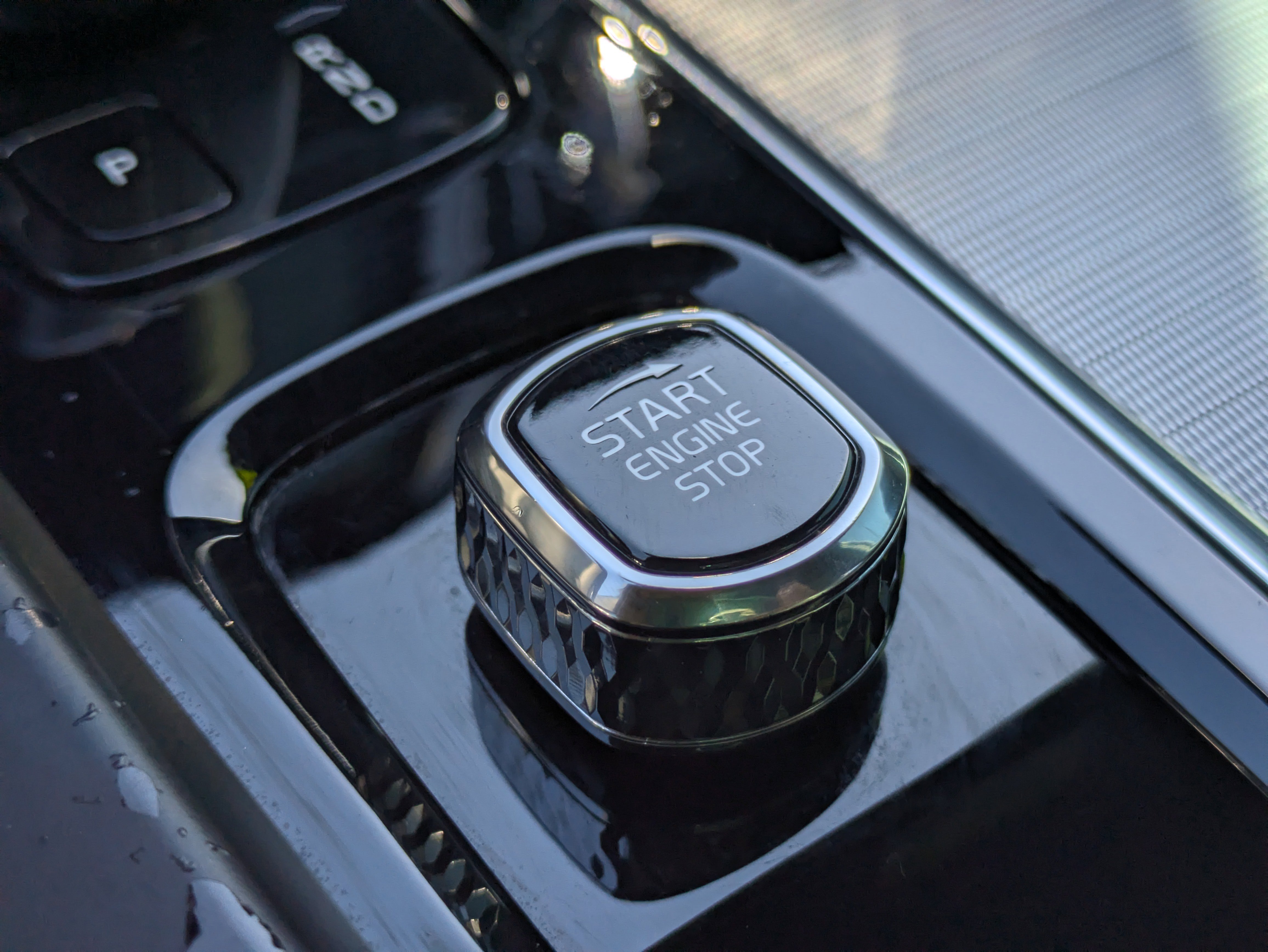 Used 2022 Volvo XC60 B5 R-Design w/ Advanced Package image 33