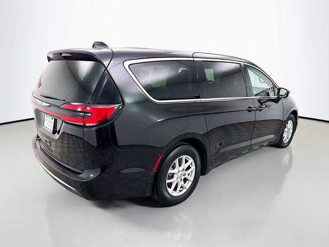 Used 2024 Chrysler Pacifica Touring-L image 7