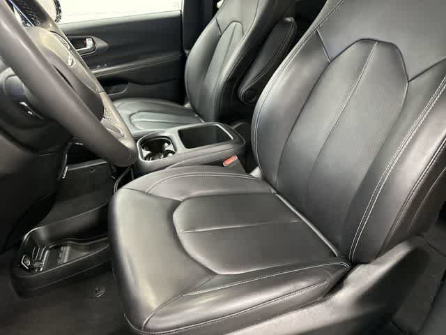 Used 2025 Chrysler Pacifica Select FWD image 10