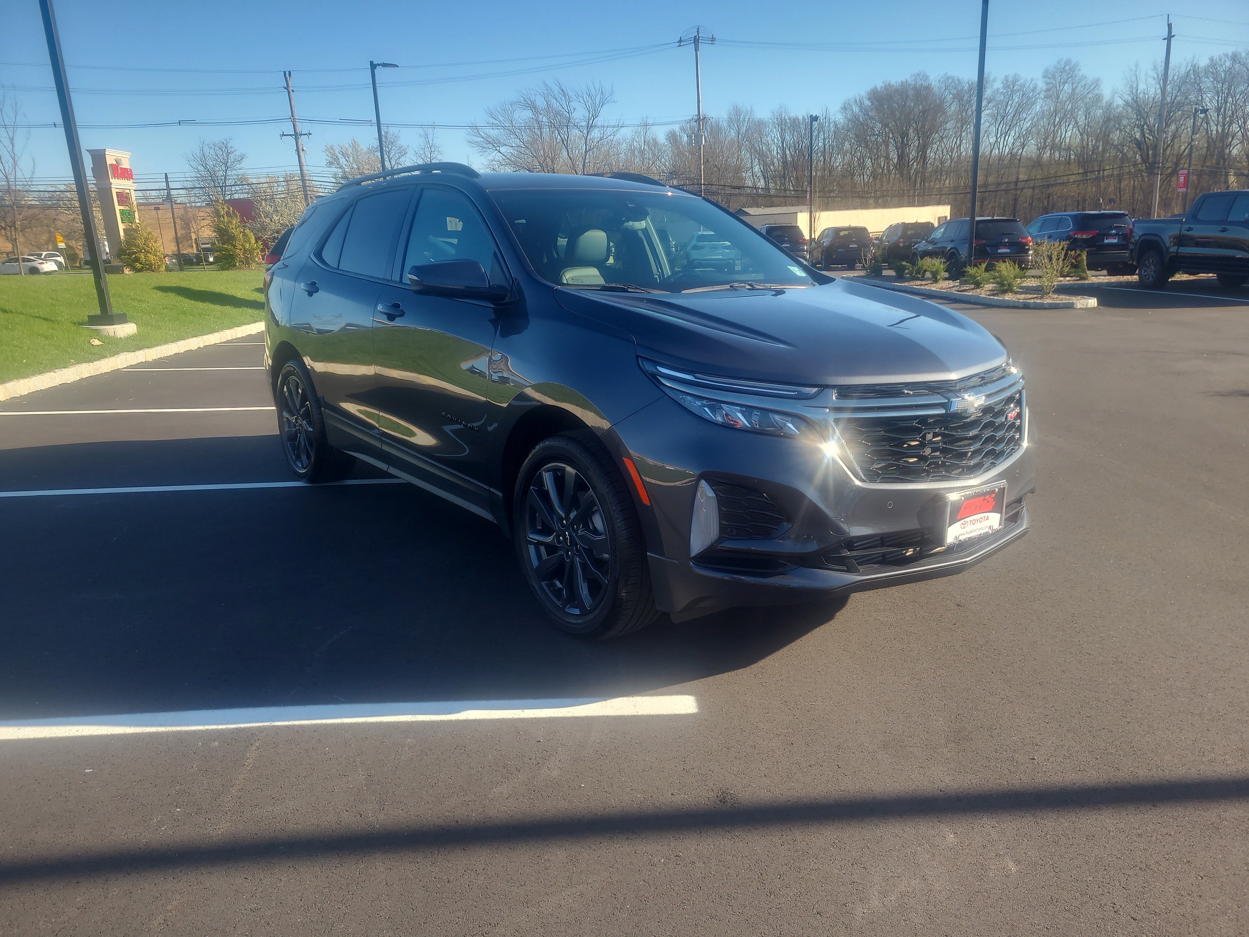 Used 2022 Chevrolet Equinox RS w/ Infotainment Package image 3