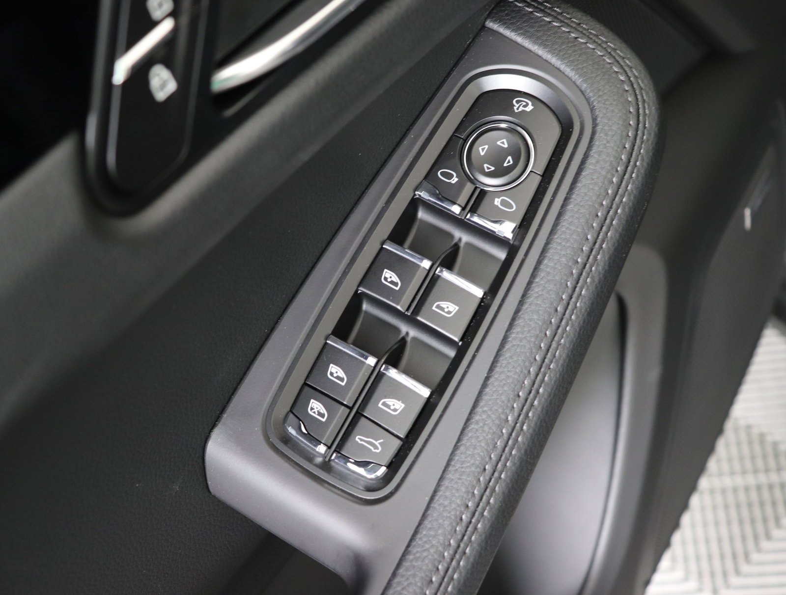 Used 2025 Porsche Macan image 26