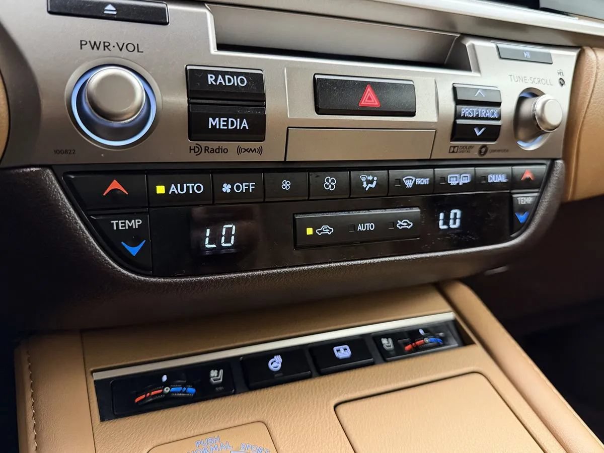 Used 2018 Lexus ES 300h w/ Luxury Package FWD image 21