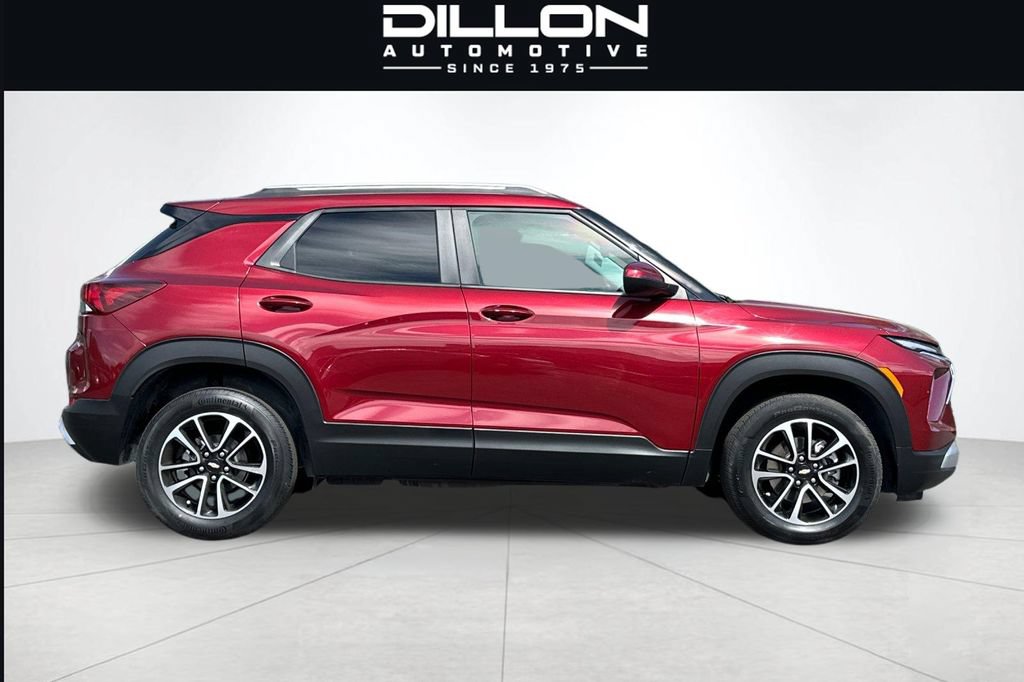 Used 2025 Chevrolet TrailBlazer LT AWD/4WD image 3