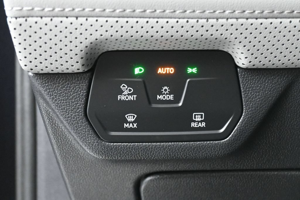 Used 2025 Volkswagen Atlas Peak Edition SE AWD/4WD image 19