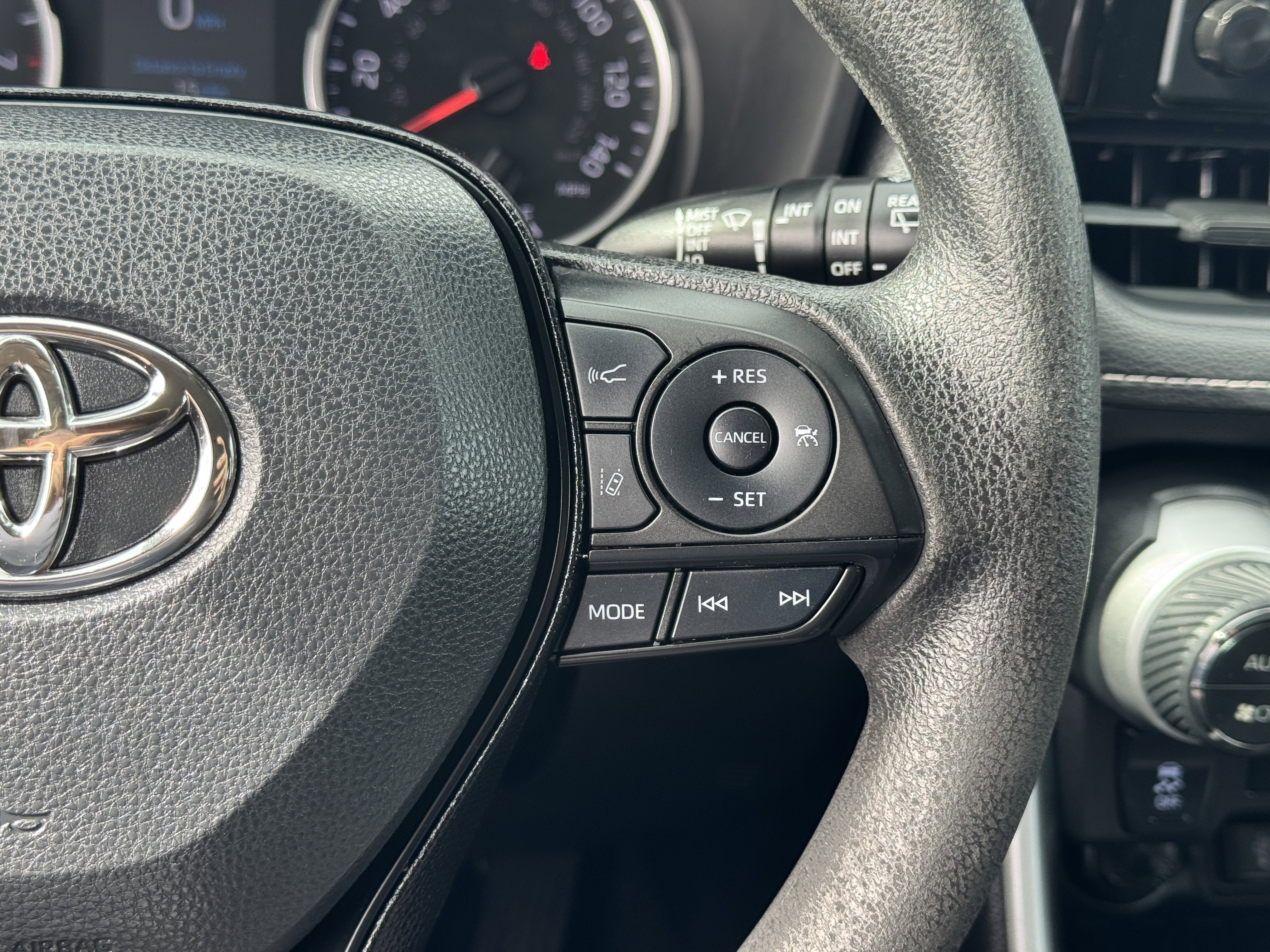 Used 2021 Toyota RAV4 XLE image 33