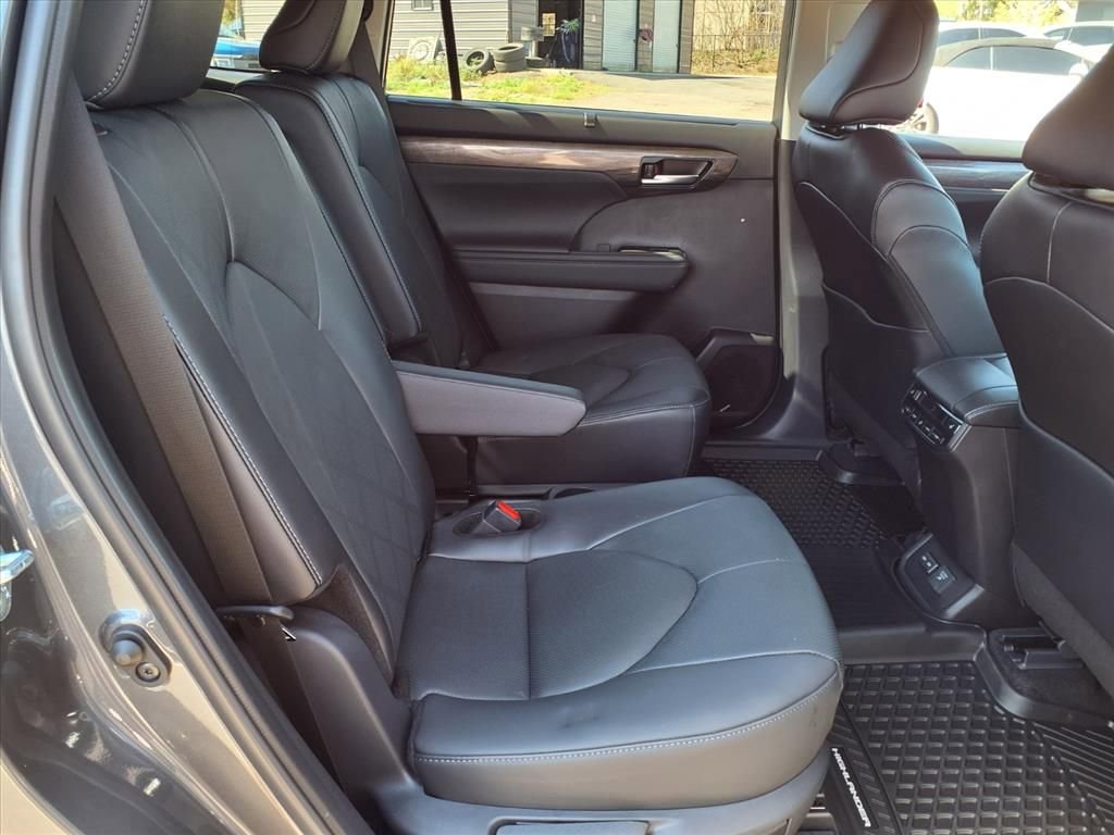 Used 2025 Toyota Highlander Platinum image 15