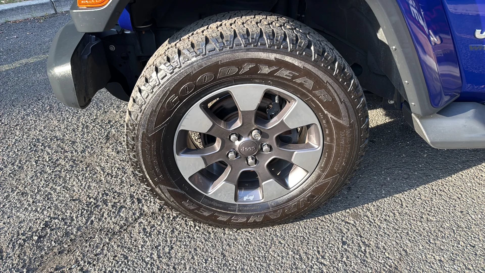 Used 2018 Jeep Wrangler Unlimited Sahara AWD/4WD image 9