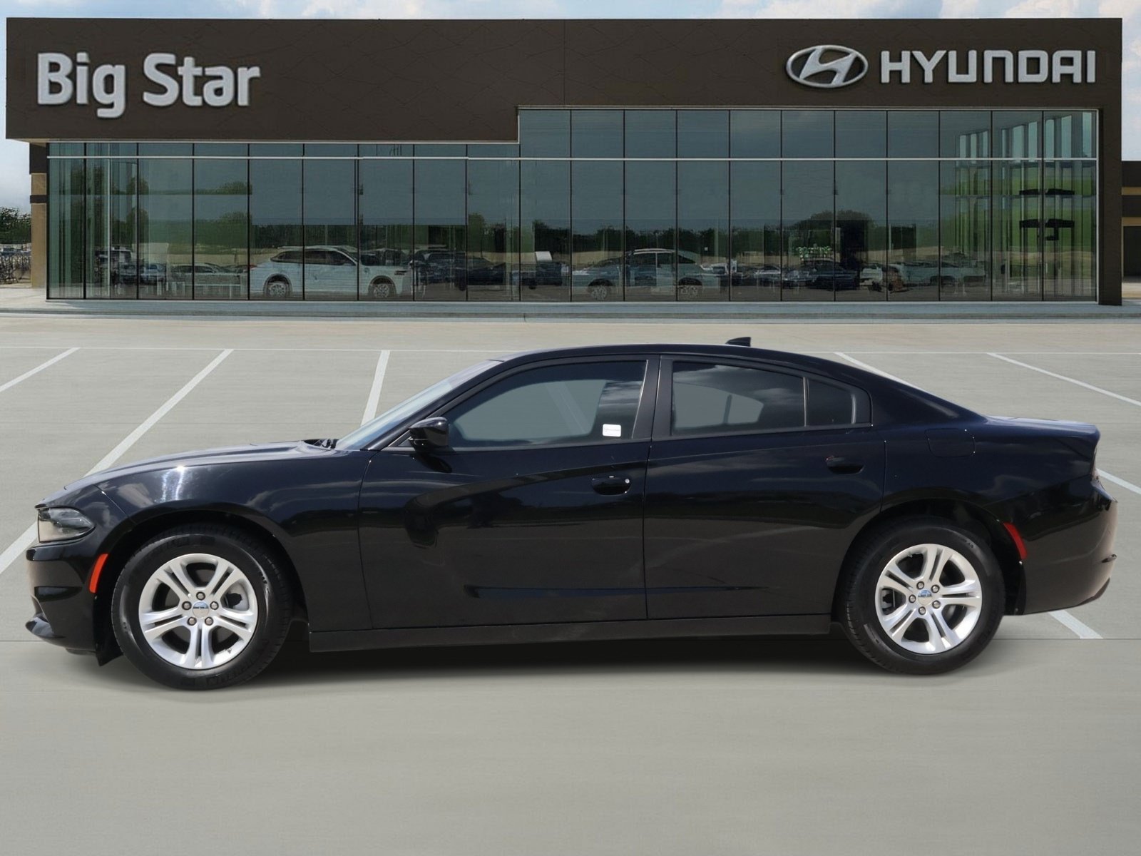 Used 2023 Dodge Charger SXT RWD image 2